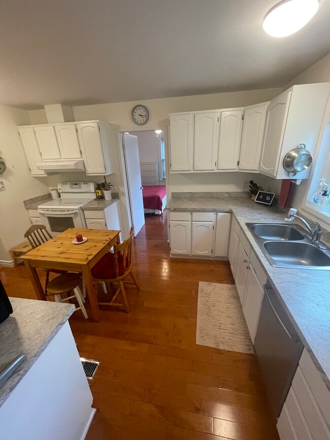 Photo - 2 Bedroom Single Family Home in Dundas