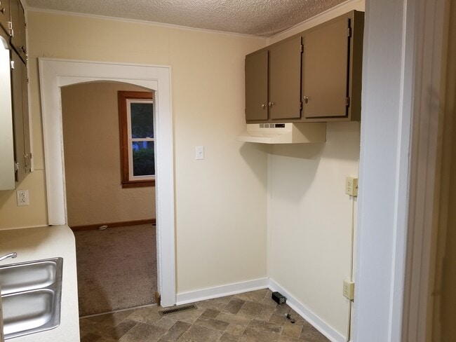 Kitchen - 9625 E 32 St S
