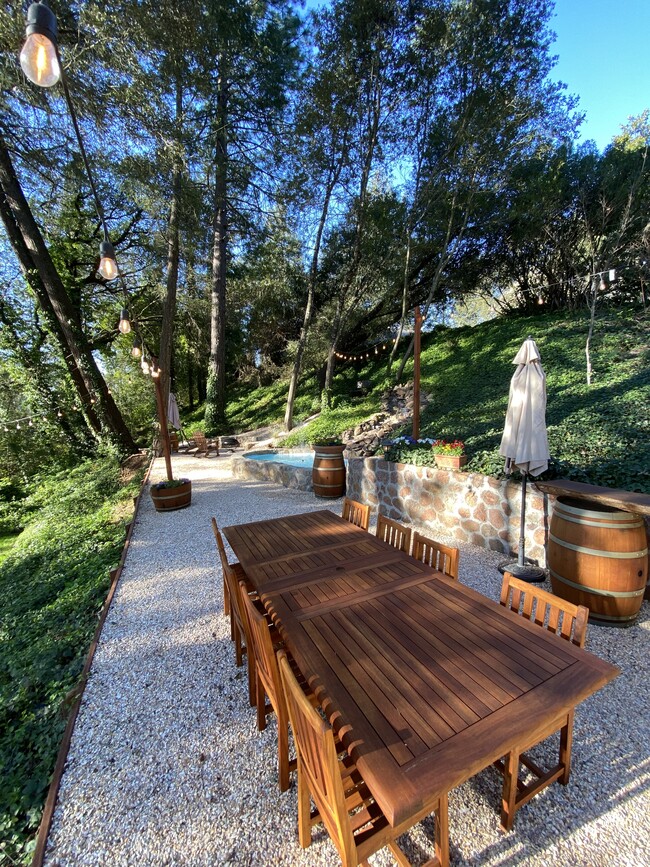 Dine al fresco, nestle in the sights & sounds of our running waterfall, or roast marshmallows and si - 172 Edgewood Pl Apartamentos Unidad PVT GUEST SUITE BOUTIQUE