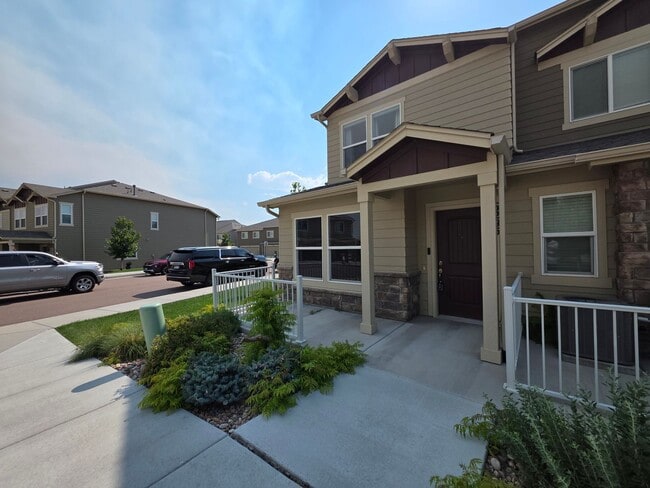 Building Photo - Gorgeous 2 Bed 3 bath Town Home In Lorson Ranch!!