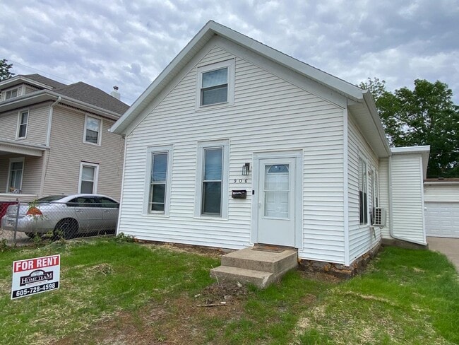 Photo - 906 W 10th St