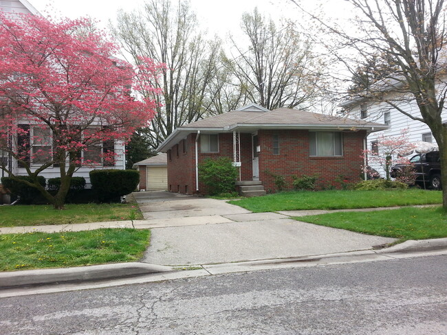 Nice 2 bedroom home in South Toledo with b... - Nice 2 bedroom home in South Toledo with b...