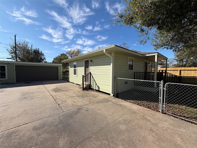 Photo - 5910 Woodview Dr