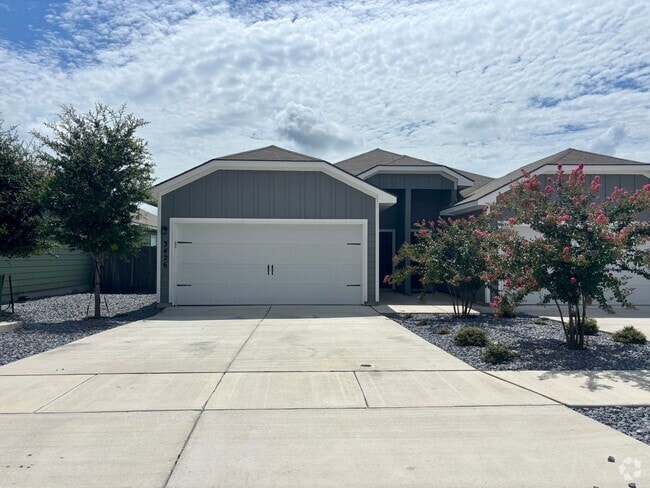 Building Photo - Luxury Duplex 3/2 in Seguin Rental