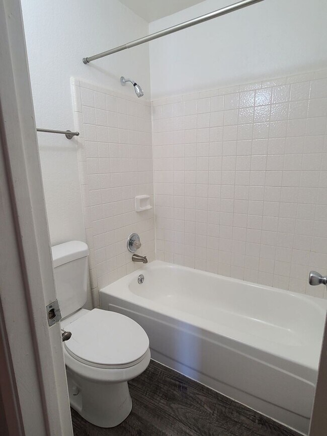 Photo - Beautiful One Bedroom Remodeled  Available Unidad 356