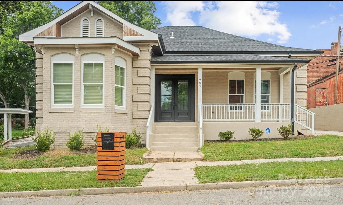 Photo - 204 W Wade St