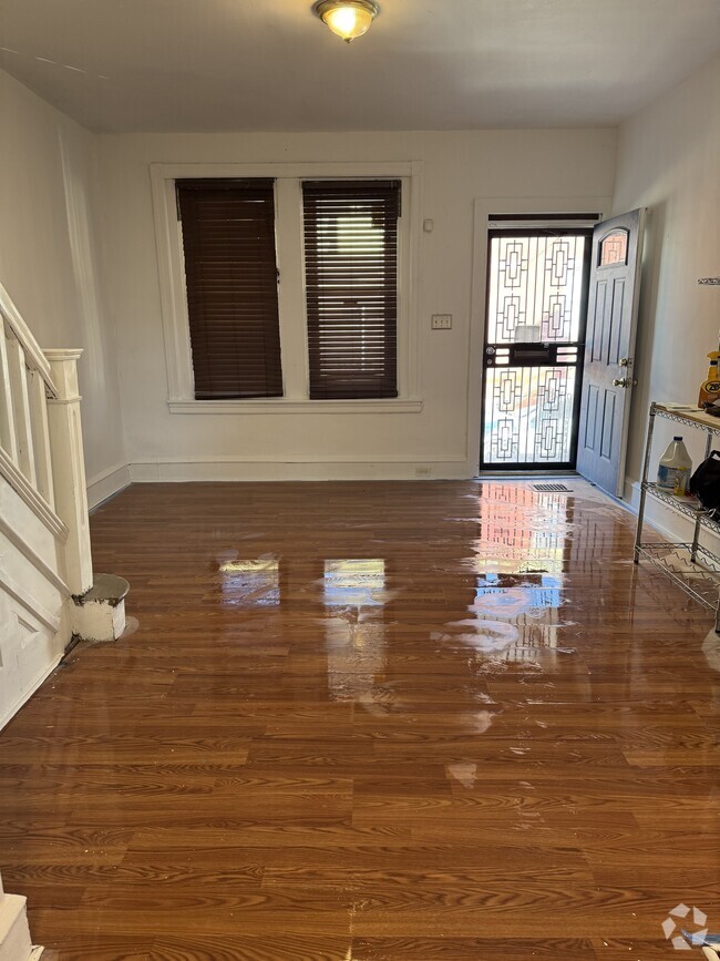 Spacious living room - 1864 E Atlantic St Rental