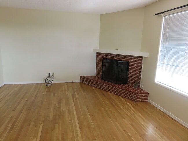 Photo - 1136 Larkspur Ln