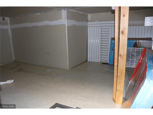 Photo - 215 Main St S