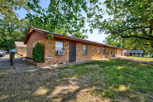 Building Photo - 2 bed, 1 bath apartment in noble, ok Unit 5