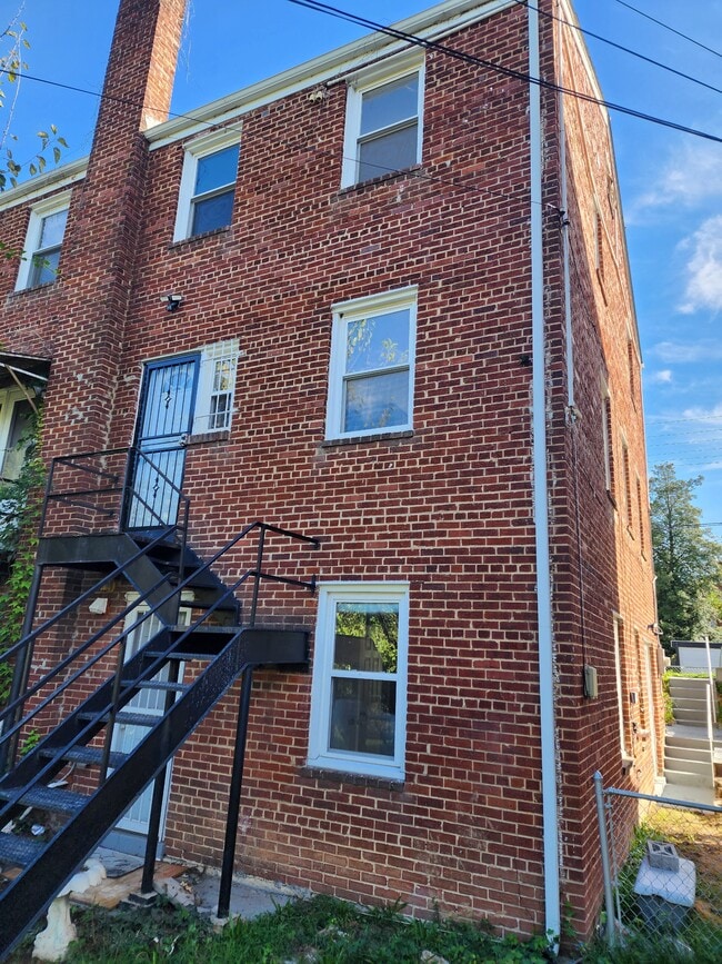 Photo - 467 Burbank St SE