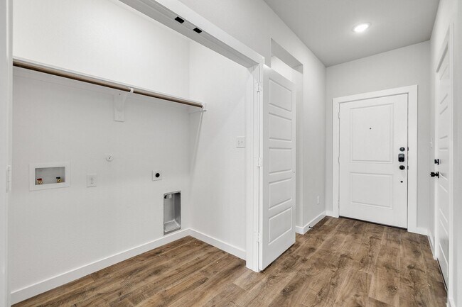 Photo - AVAILABLE NOW! LUXURIOUS DUPLEX LOCATED ON 1-ACRE LOT IN MIDLOTHIAN, TX!