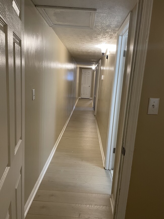 Pasillo - 672 N Pass Rd