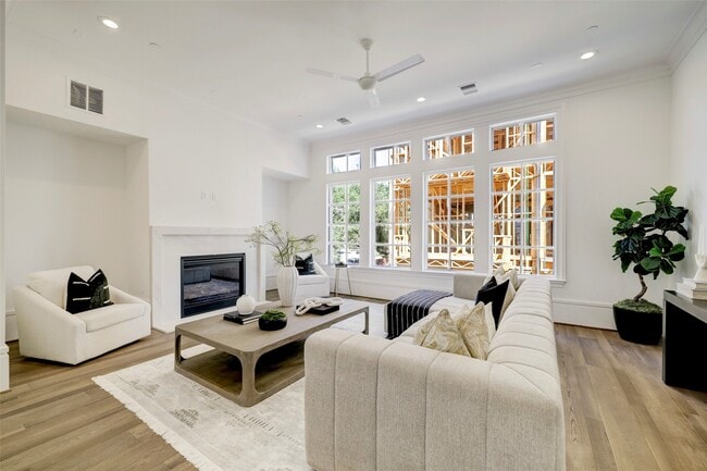 Photo - 21 Crain Sq Blvd