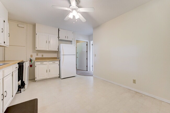 Building Photo - 602 S Flood Ave