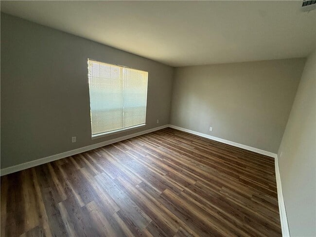 Photo - 505 Newport Dr W