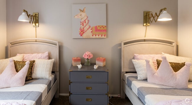 2BR, 2BA - 899 SF