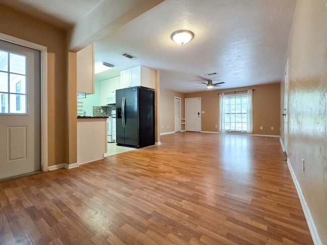 Photo - Beautiful 3/2 in Springtree