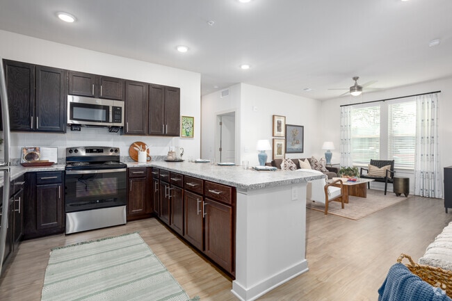 2BR, 2BA - 992SF - Kitchen/Living Room