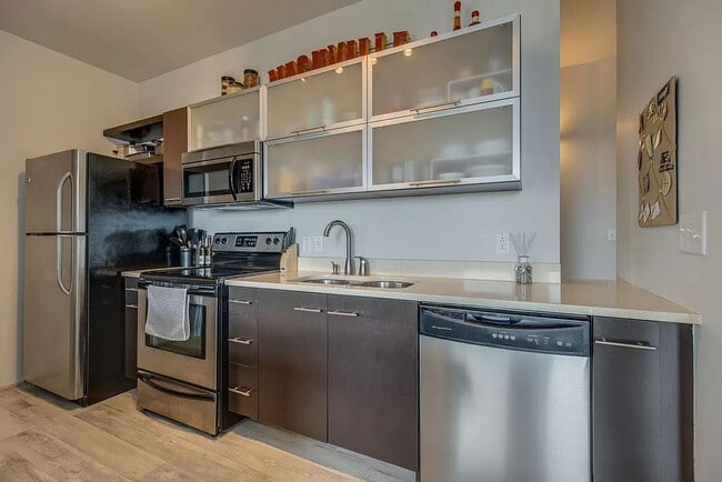 Photo - 2115 Yeaman Pl