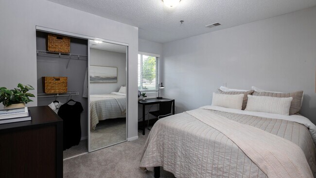 Our bedrooms feature a functional desk area, ideal for work or study, and a spacious closet with built-in organizers. Natural light streams through the window, creating a bright and airy atmosphere. - ONYX