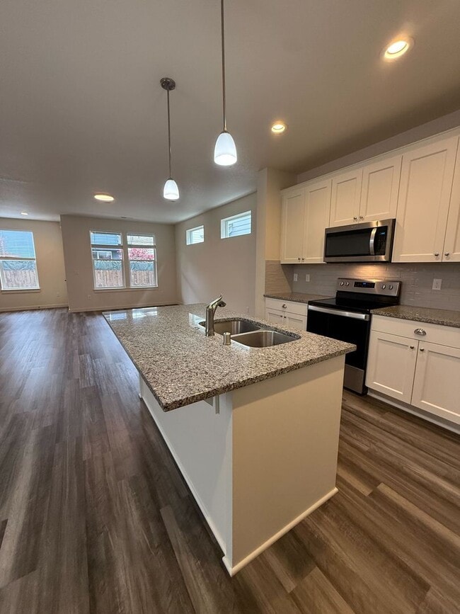 Photo - Immaculate 3B/2.5Ba Home in Ridgefield! Available NOW!
