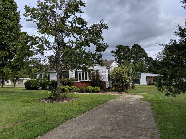 Frente de la casa y el edificio - 17241 Wagram Rd