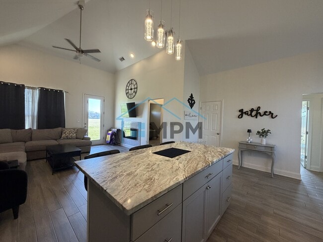 Photo - 492 Cliff Bullock Dr