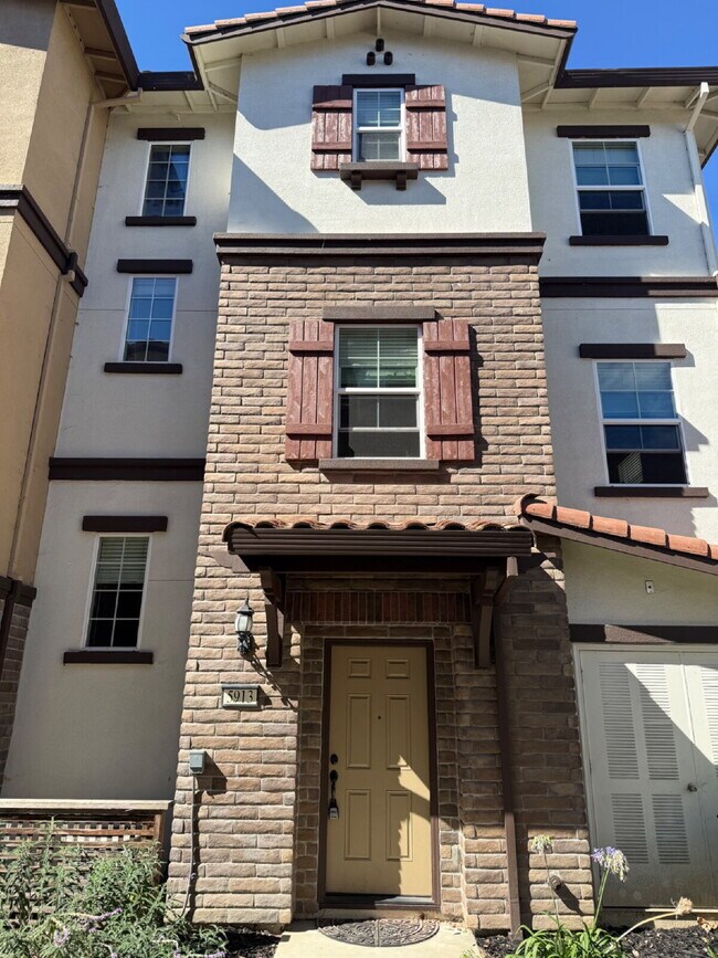 Photo - Charming 2 Bed, 2.5 Bath Home in Prime Fremont Location