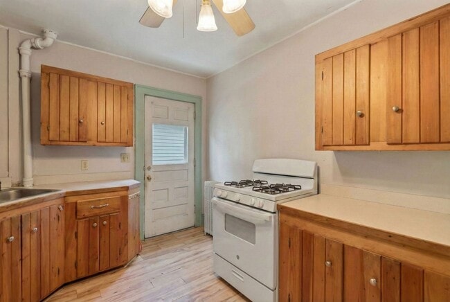 Photo - 30-32 Sherman St - Lakefront Living, Right in the Heart of Burlington Unit 30-2