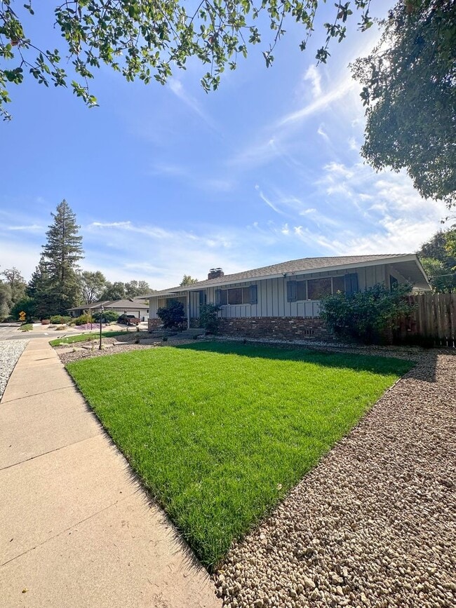 Building Photo - Gorgeous 3 bed 2 bath! (Please read entire ad before showing)