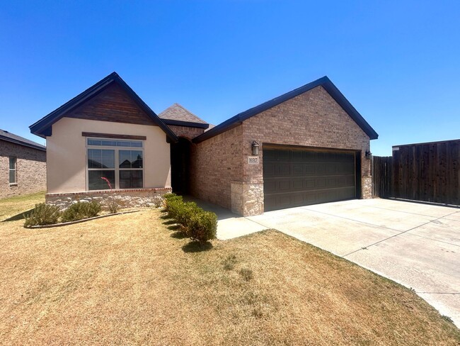 Building Photo - 3 Bed 2 Bath Mid Term Rental