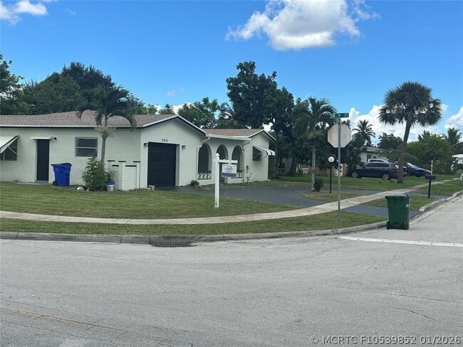 Photo - 890 SW 49th Way