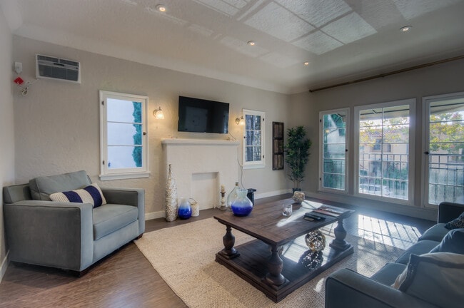 Building Photo - 210 S Arnaz Dr