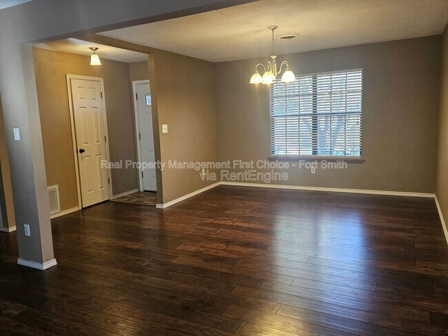 Photo - 306 Elfen Glen St