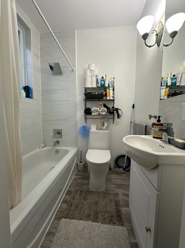 Building Photo - 3535 Av De Lorimier Unit Charme de Plateau