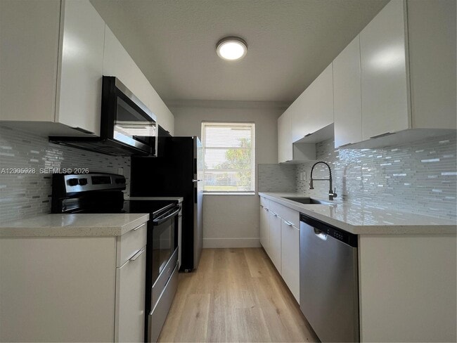 Building Photo - 6301 SW 20th St Unit 6301