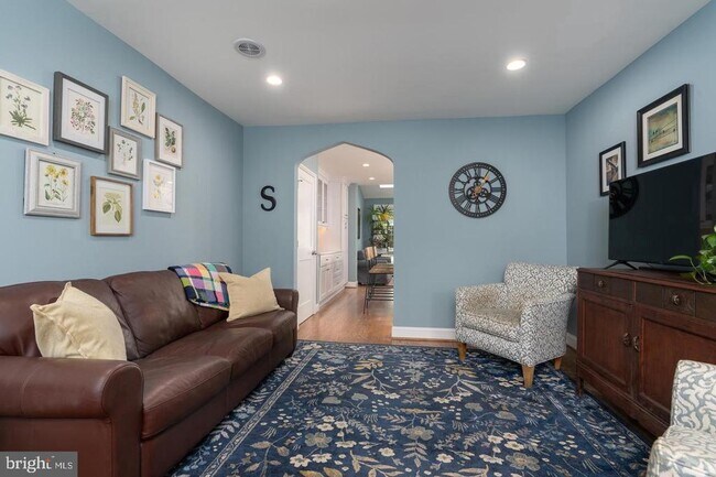 Photo - 1147 Colonial Ave