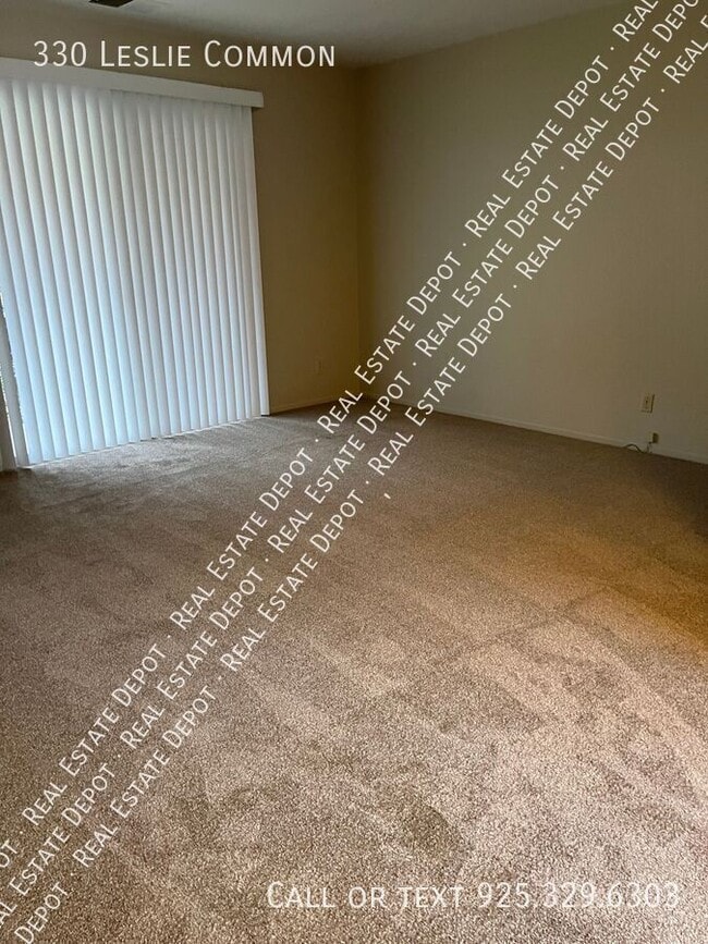 Photo - 330 Leslie Common