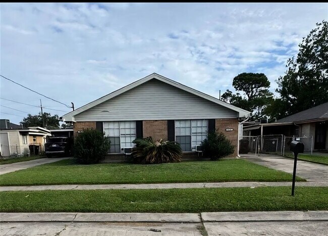 Building Photo - 8520 - 8522 Unit 8522