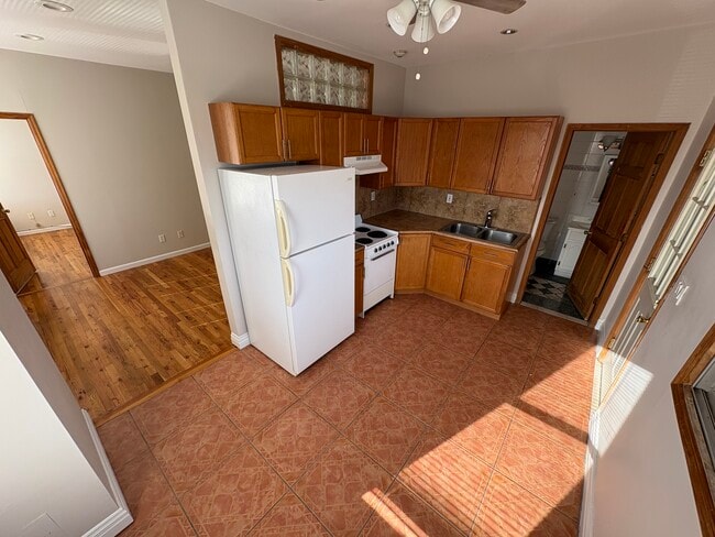 Building Photo - 70 Carleton Ave Unit 3