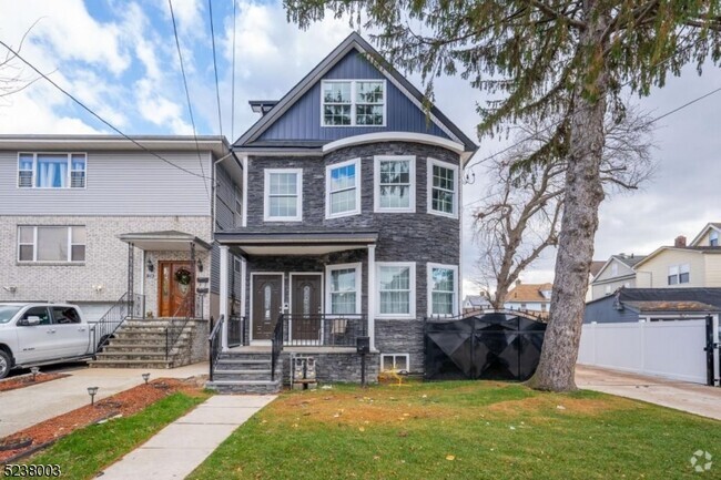 Building Photo - 911 Monroe Ave Rental
