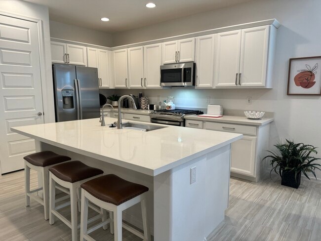 Cocina con isla desayunadora - 9052 W Georgia Ave