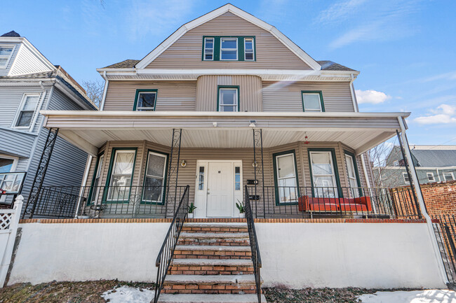 FRONT VIEW - 76 N 17th St Apartments Unit 2