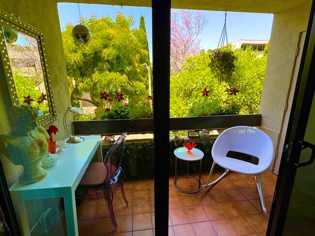 Photo - 950 N Kings Rd Unit Updated Gorgeous Condo