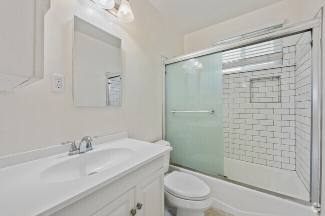 2BR, 1BA - 820SF - Bathroom