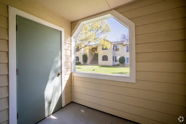 2BR, 1BA - 870 SF - Patio