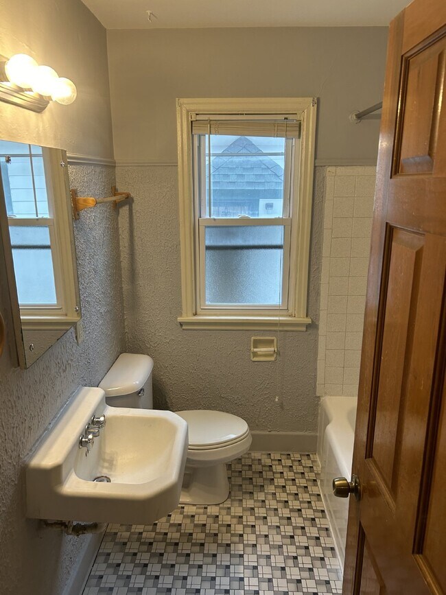 Photo - Off market unit for applications only. Unidad Lower