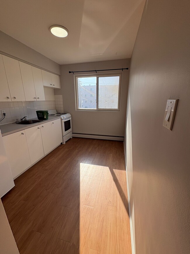 Building Photo - 10734-108 108 St NW Unit 9
