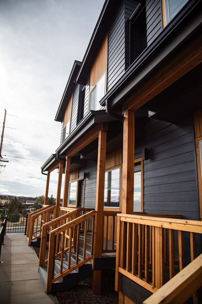 Photo - Welcome to Sun Drive Townhomes! Unidad 737